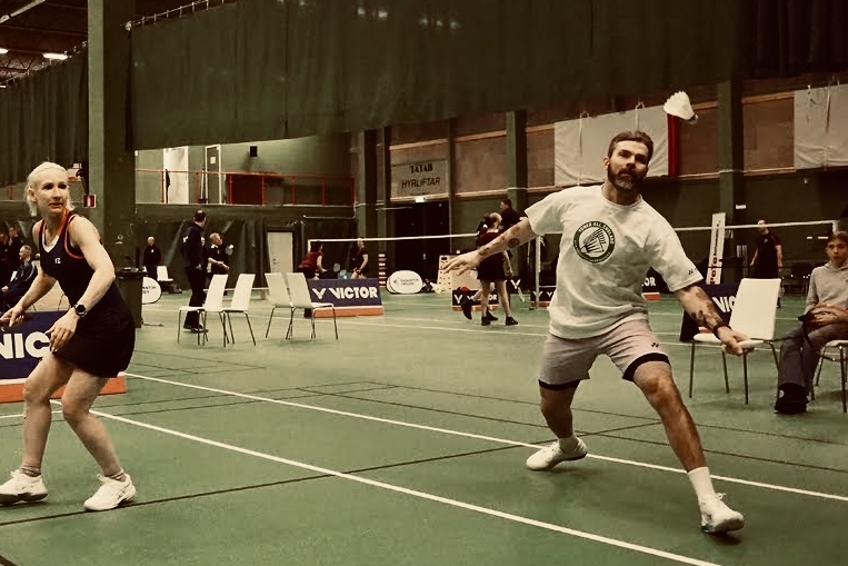 Fredrik du Hane i matchspel på badmintonbanan